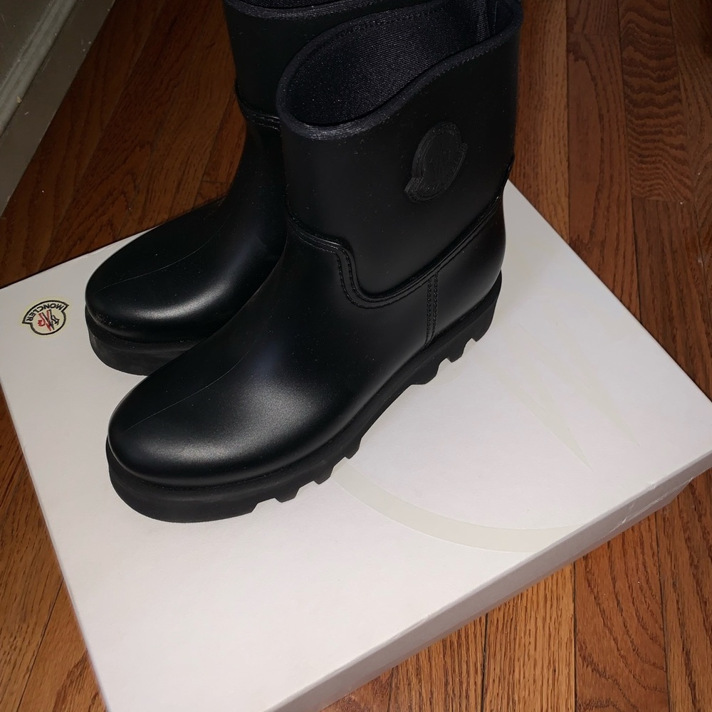 Women’s black boot